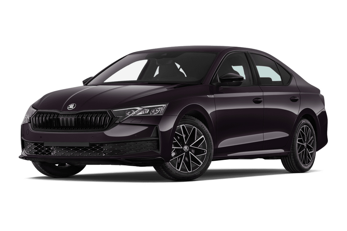 Tiefe, schräge Heckansicht eines Skoda Octavia Limousine , freigestellt