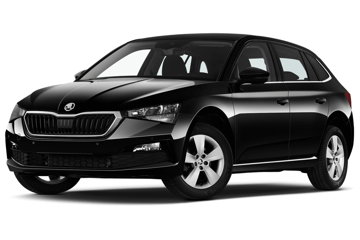 Tiefe, schräge Heckansicht eines Skoda Scala Cool Plus, freigestellt