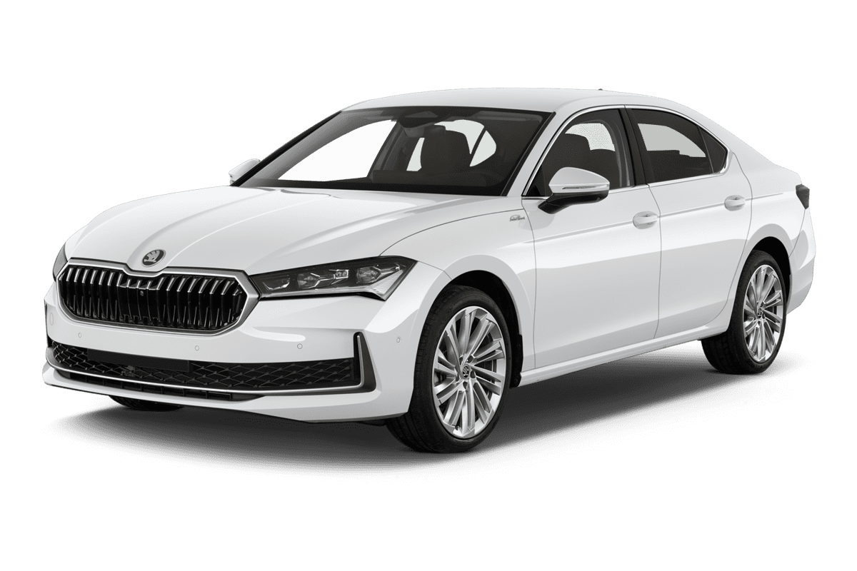 Schräge Frontansicht eines Skoda Superb , freigestellt