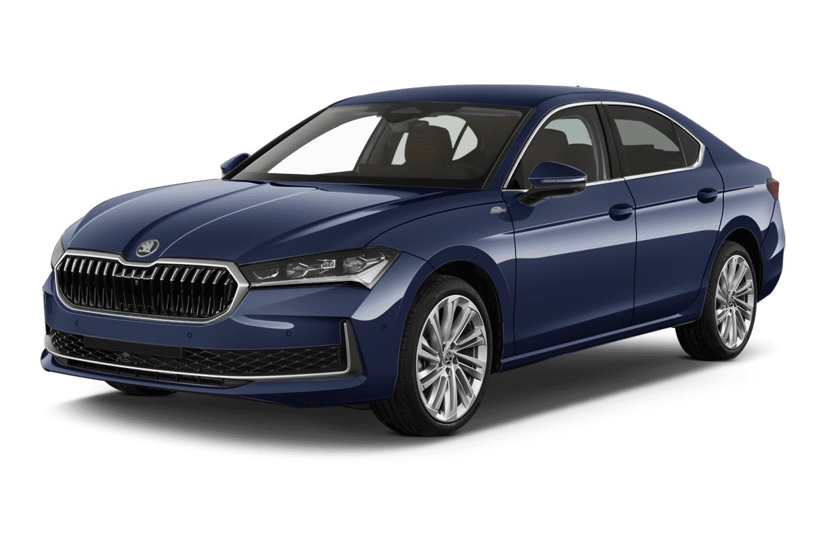 Schräge Frontansicht eines Skoda Superb, freigestellt