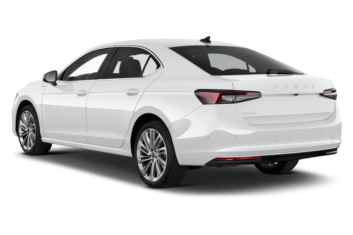 Schräge Heckansicht eines Skoda Superb , freigestellt