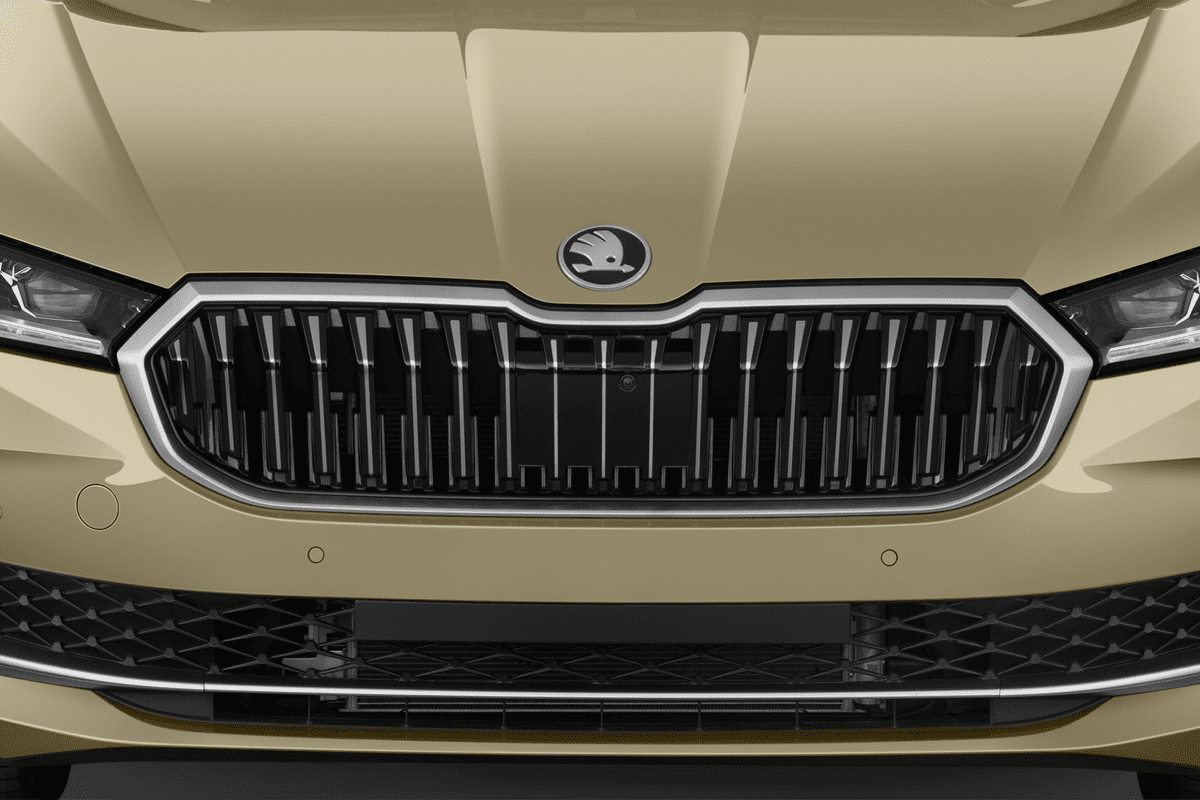 Kühlergrill eines Skoda Superb Combi