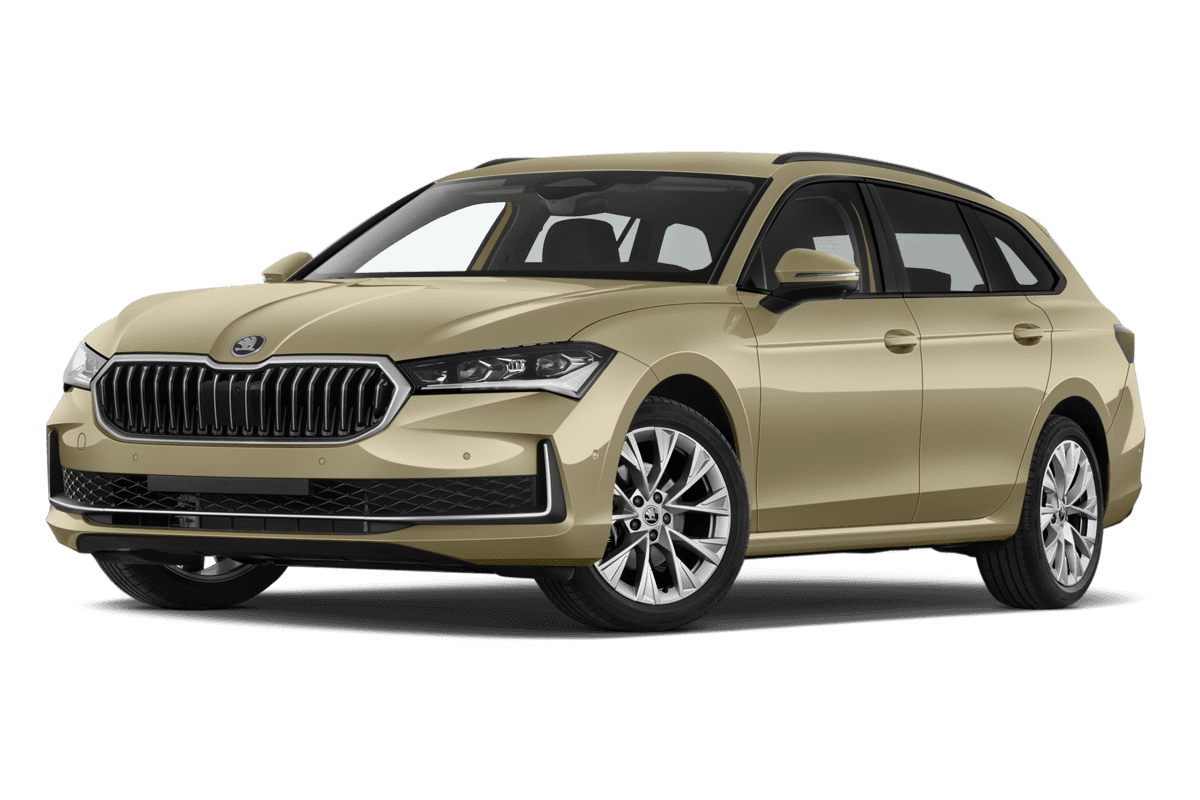 Tiefe, schräge Heckansicht eines Skoda Superb Combi, freigestellt