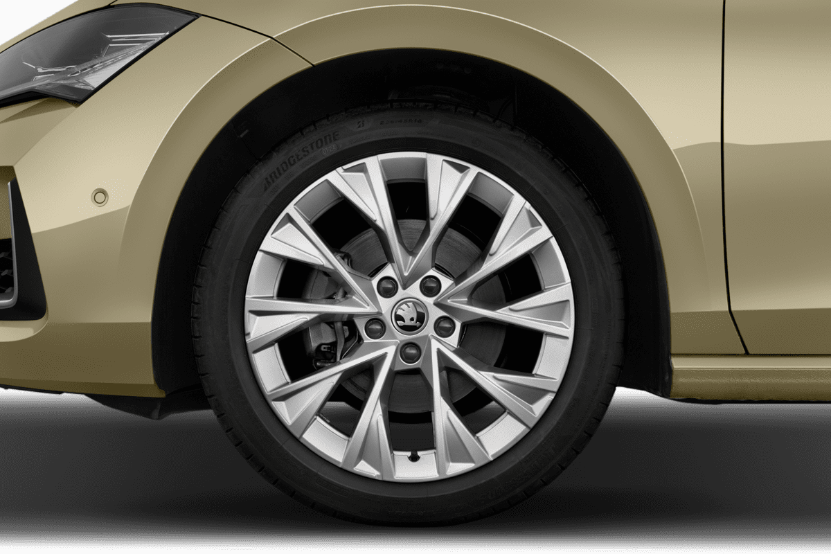 Radkappe oder Felge eines Skoda Superb Combi