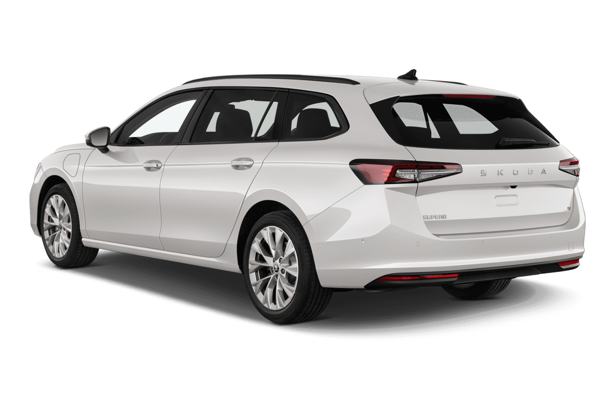 Schräge Heckansicht eines Skoda Superb Combi iV , freigestellt