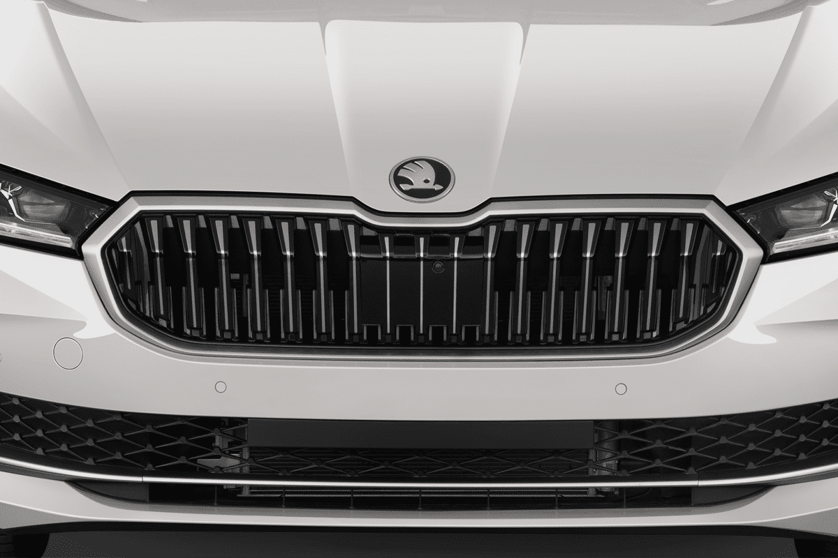 Kühlergrill eines Skoda Superb Combi iV 