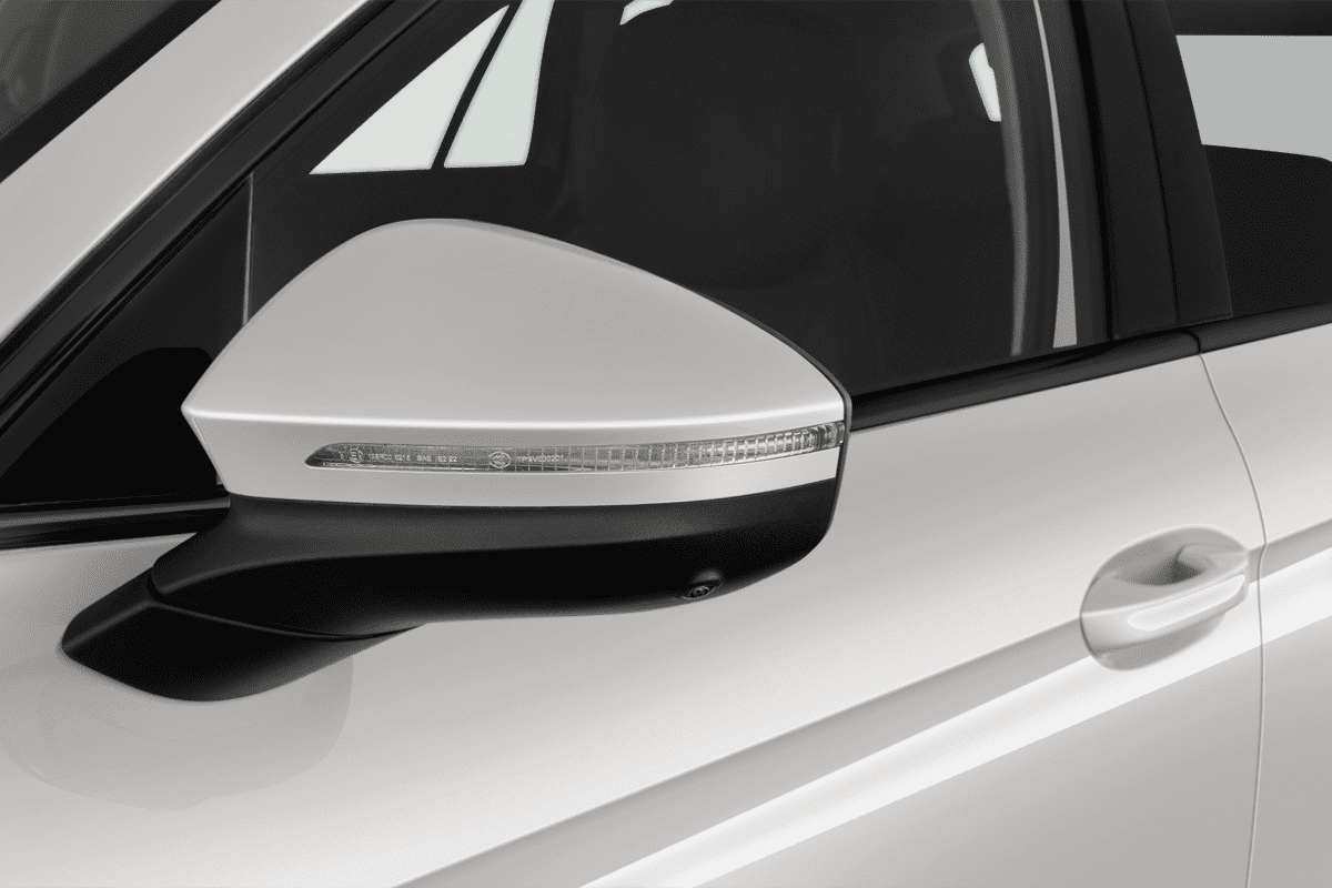 Rückspiegel eines Skoda Superb Combi iV 