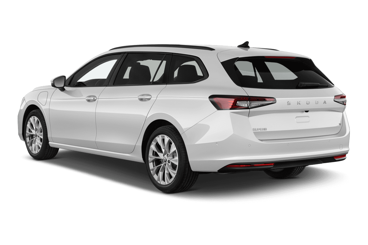 Schräge Heckansicht eines Skoda Superb Combi, freigestellt