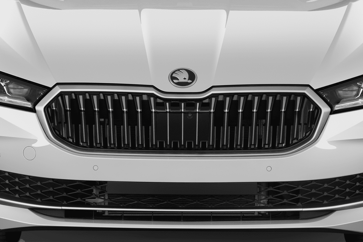 Kühlergrill eines Skoda Superb Combi