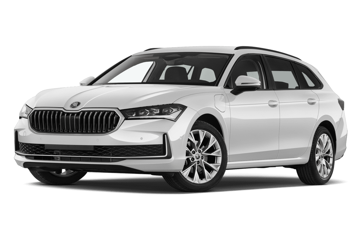 Tiefe, schräge Heckansicht eines Skoda Superb Combi, freigestellt