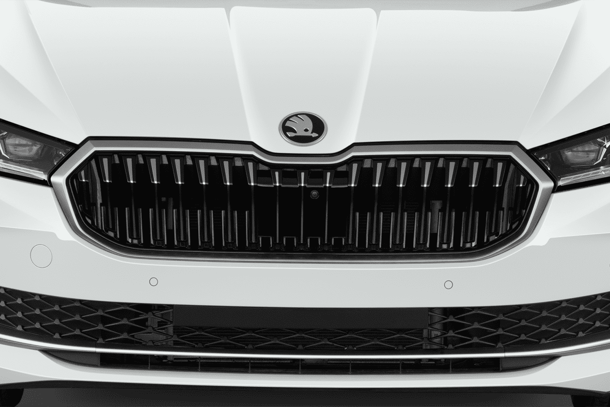 Kühlergrill eines Skoda Superb 