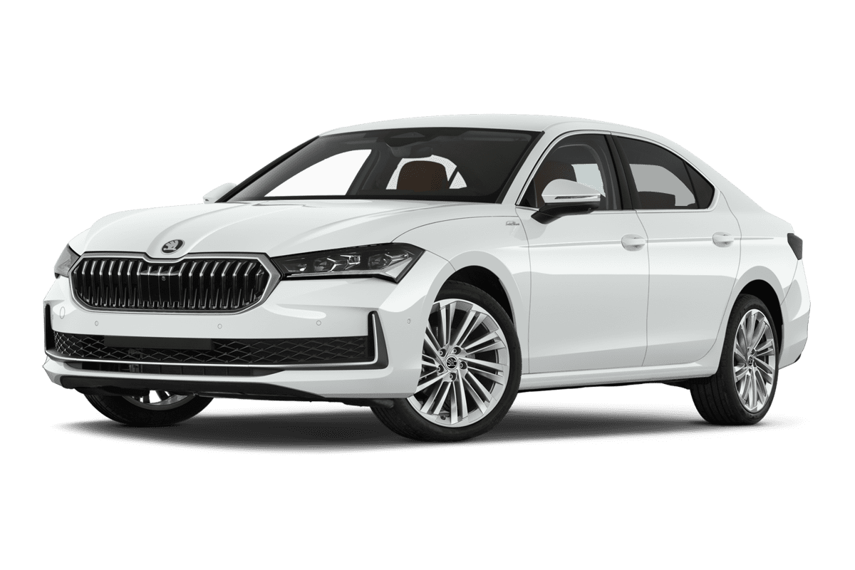 Tiefe, schräge Heckansicht eines Skoda Superb , freigestellt