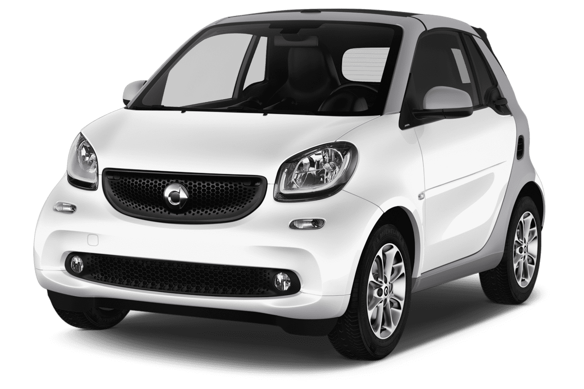 Schräge Frontansicht eines Smart fortwo coupé, freigestellt