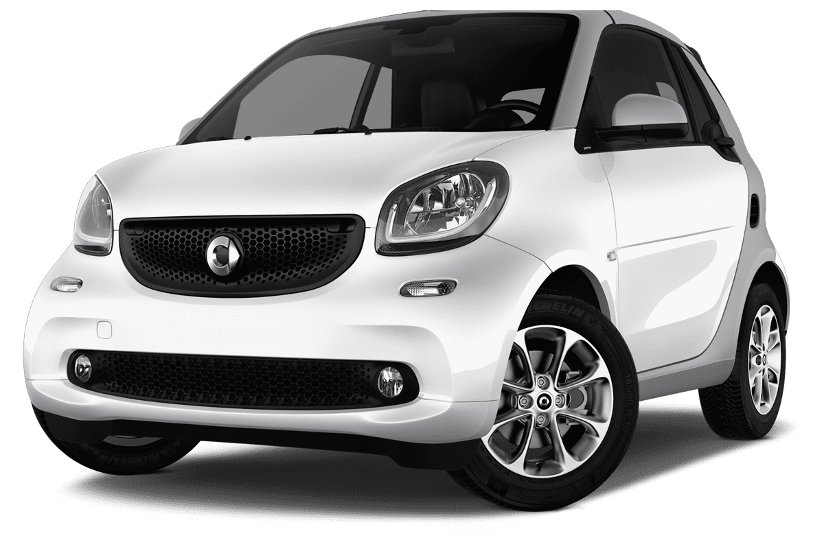 Tiefe, schräge Heckansicht eines Smart fortwo coupé, freigestellt