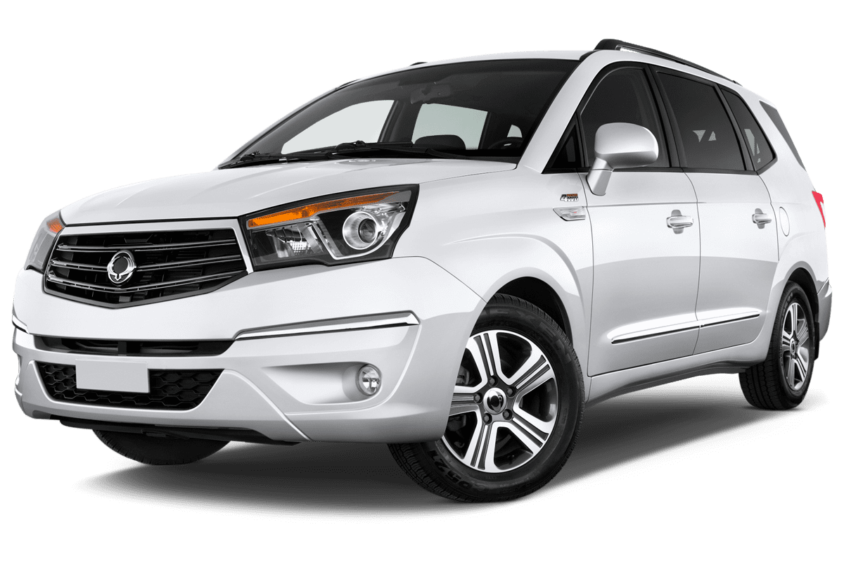 Tiefe, schräge Heckansicht eines Ssangyong Rodius, freigestellt