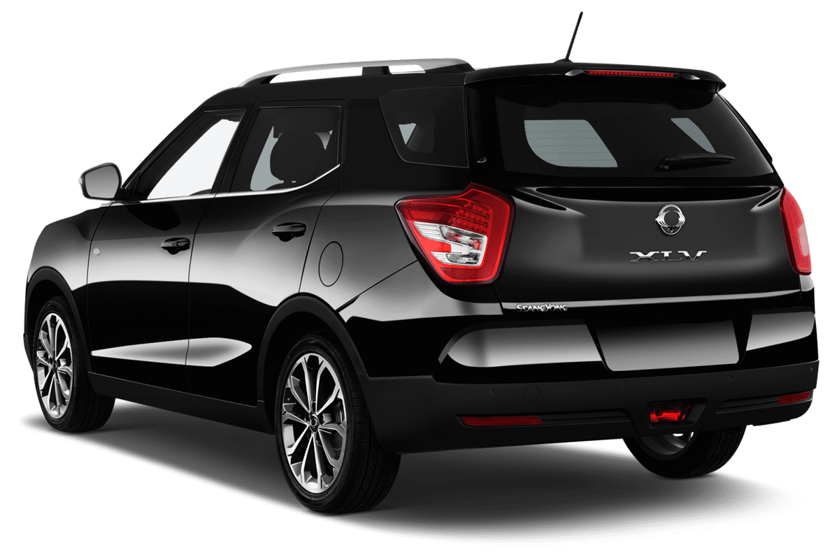 Schräge Heckansicht eines Ssangyong XLV, freigestellt