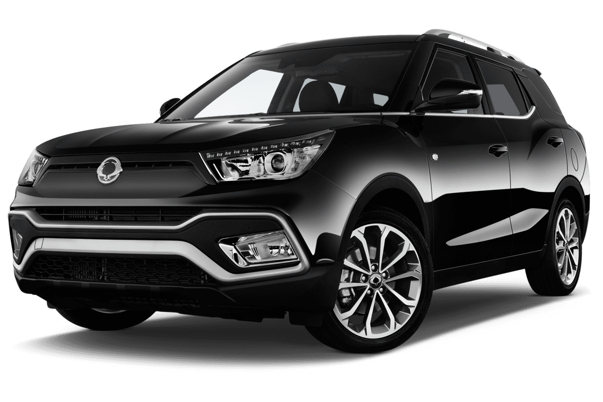 Tiefe, schräge Heckansicht eines Ssangyong XLV, freigestellt