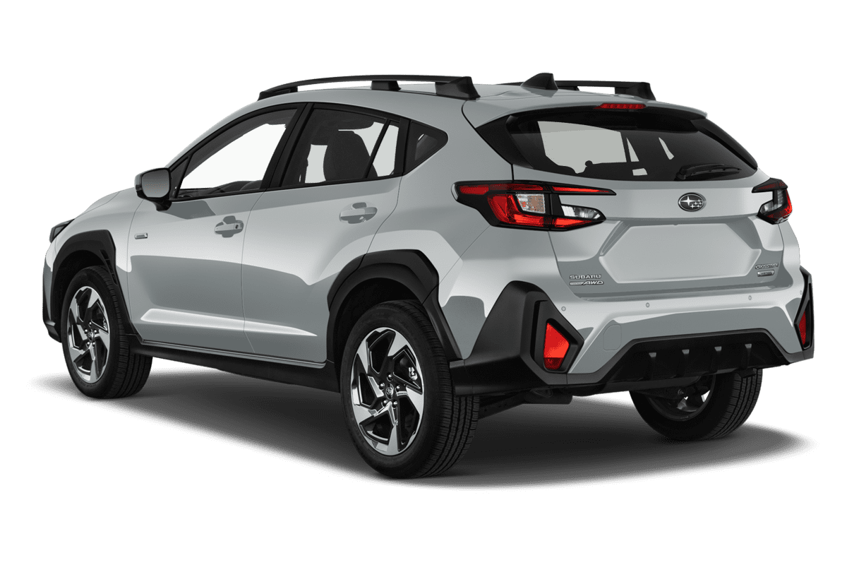 Schräge Heckansicht eines Subaru Crosstrek, freigestellt