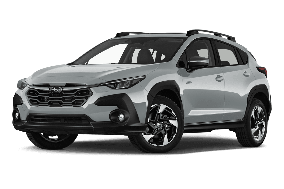 Tiefe, schräge Heckansicht eines Subaru Crosstrek, freigestellt