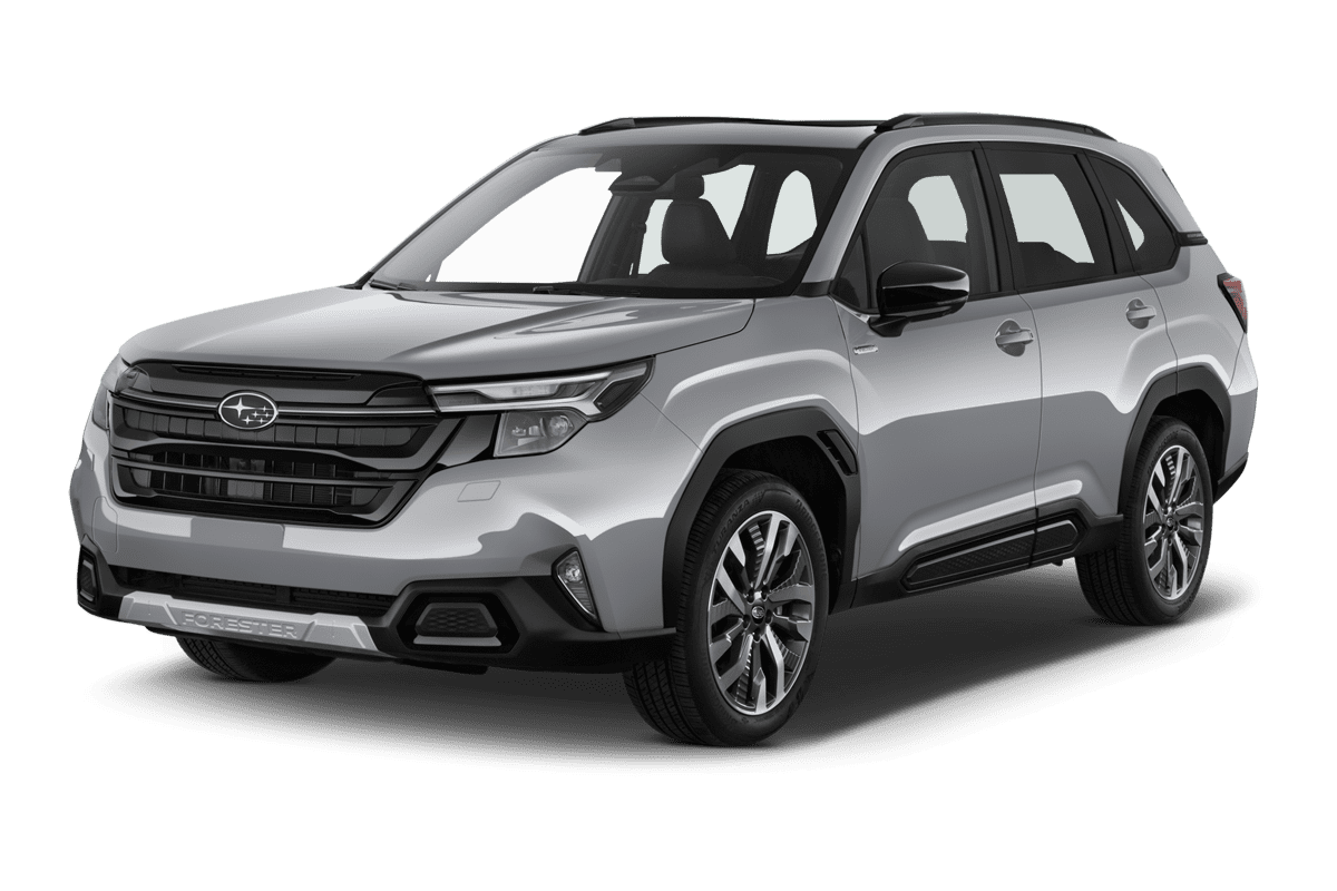 Schräge Frontansicht eines Subaru Forester , freigestellt