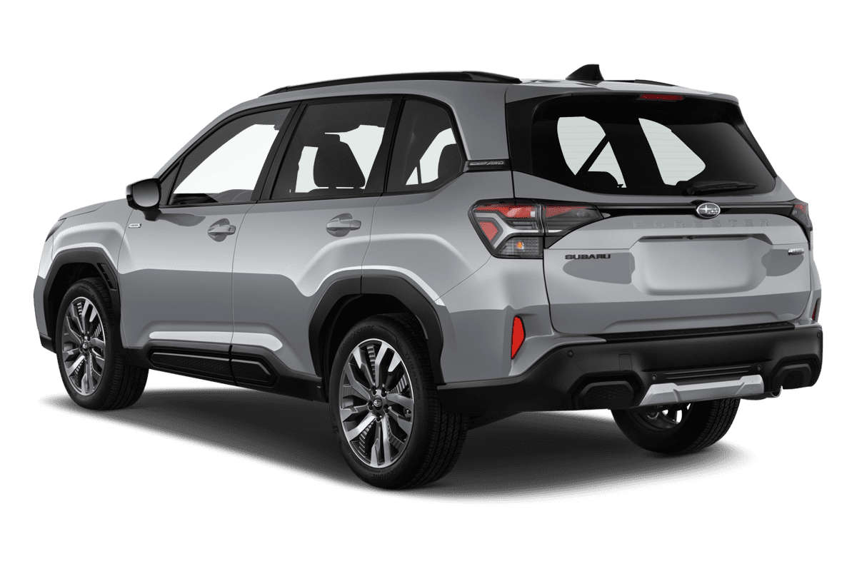 Schräge Heckansicht eines Subaru Forester , freigestellt