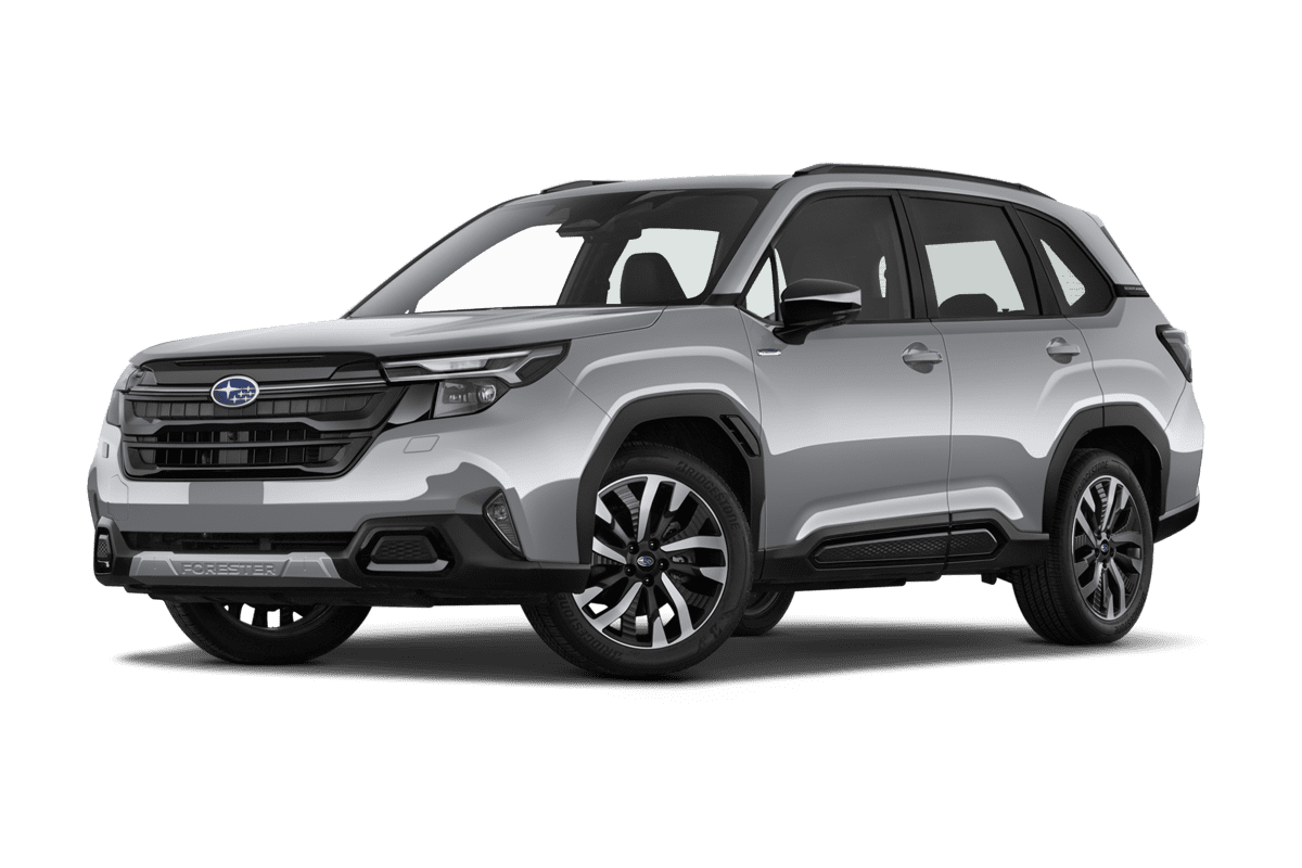 Tiefe, schräge Heckansicht eines Subaru Forester , freigestellt