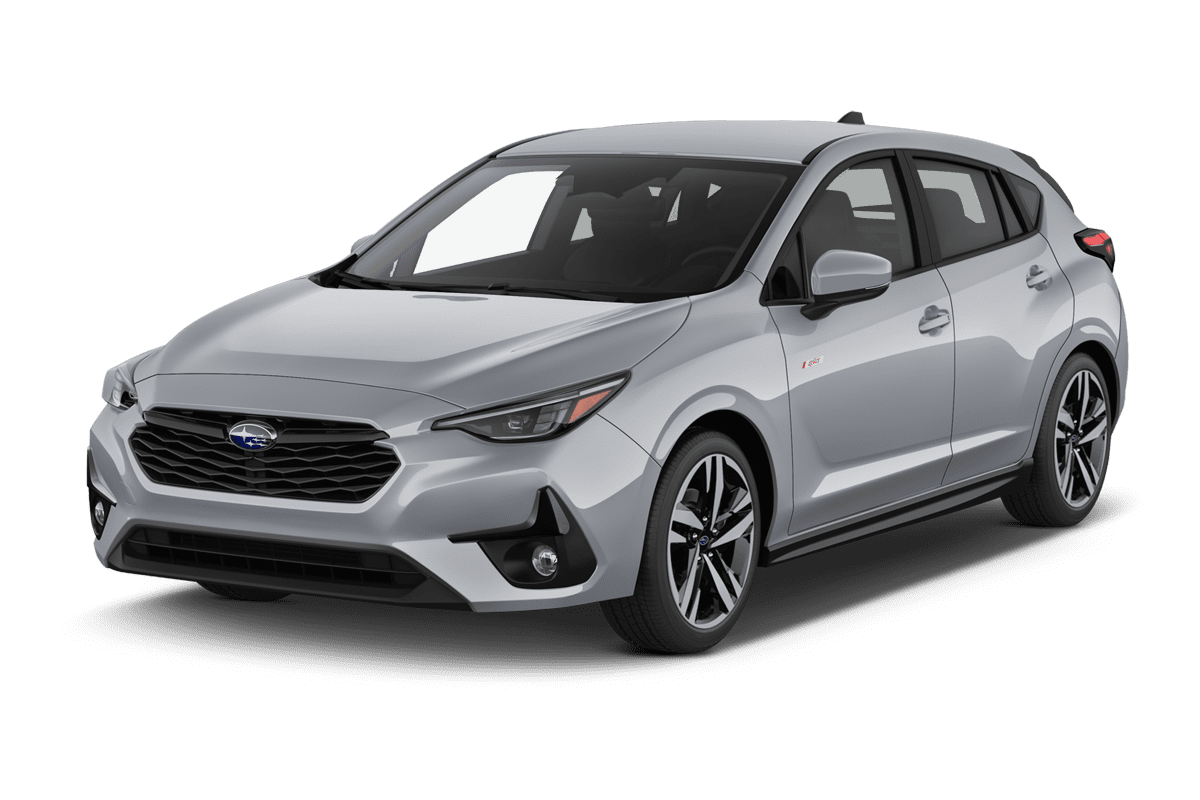 Schräge Frontansicht eines Subaru Impreza, freigestellt