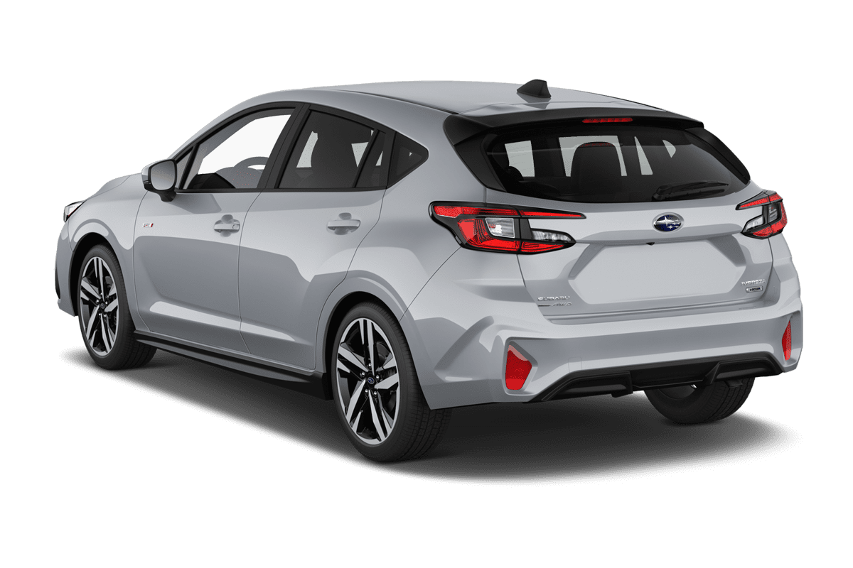 Schräge Heckansicht eines Subaru Impreza, freigestellt