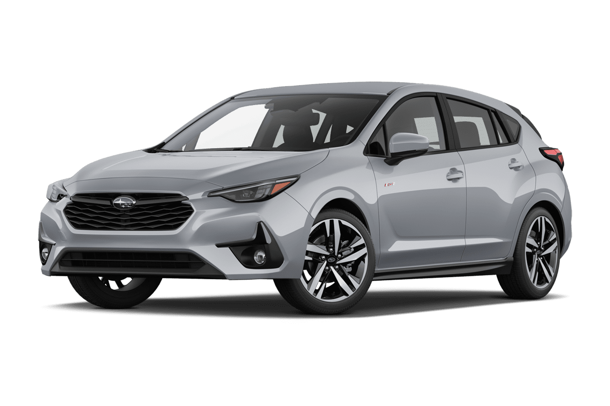 Tiefe, schräge Heckansicht eines Subaru Impreza, freigestellt