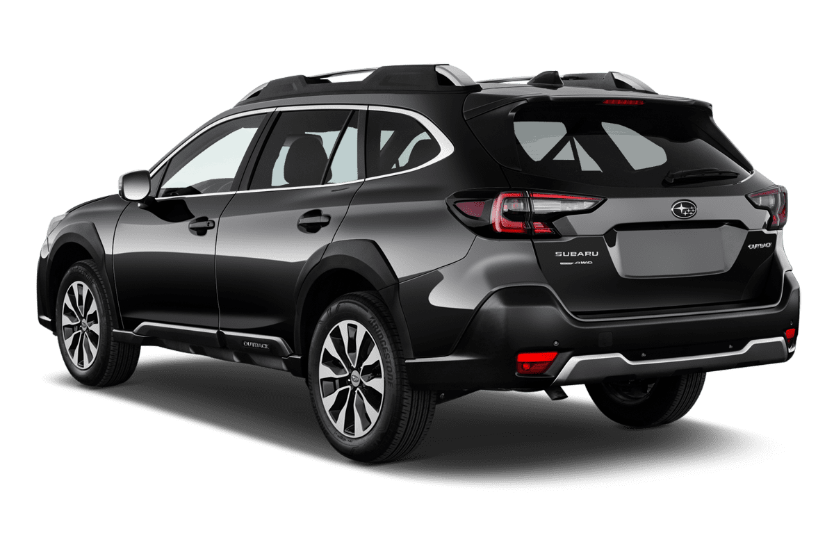 Schräge Heckansicht eines Subaru Outback, freigestellt