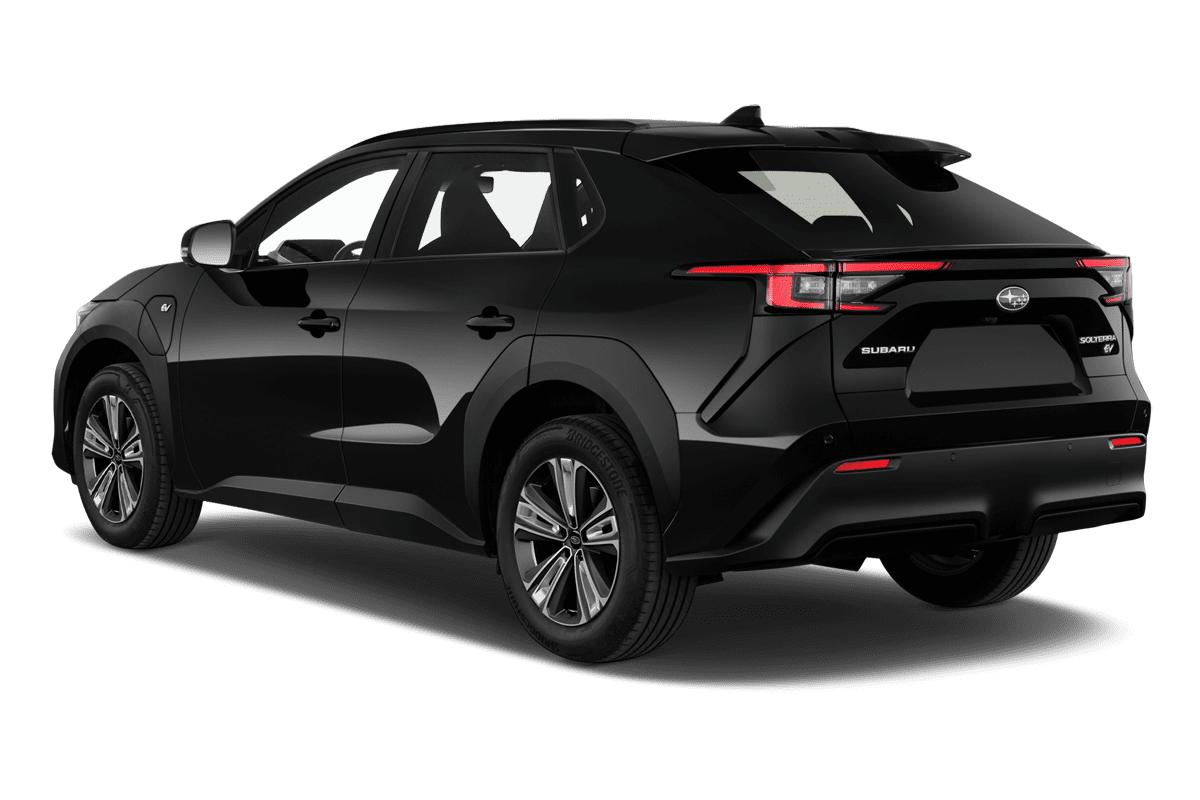 Schräge Heckansicht eines Subaru Solterra, freigestellt