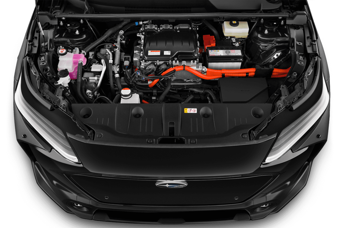 Motorraum eines Subaru Solterra