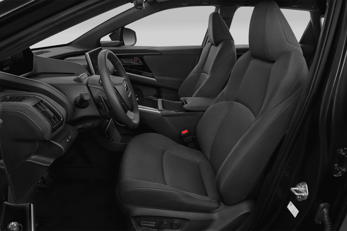 Vordersitze eines Subaru Solterra