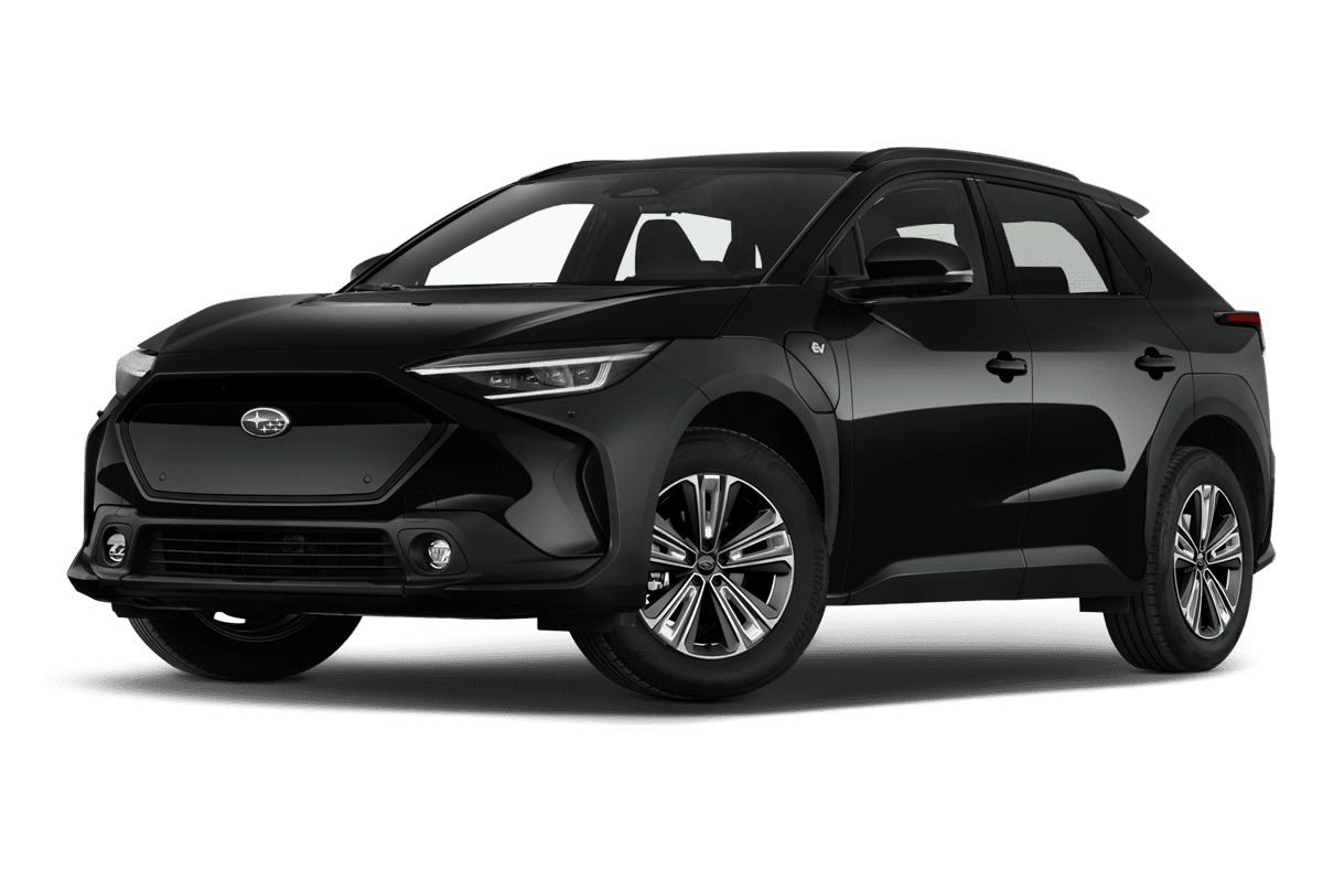 Tiefe, schräge Heckansicht eines Subaru Solterra, freigestellt