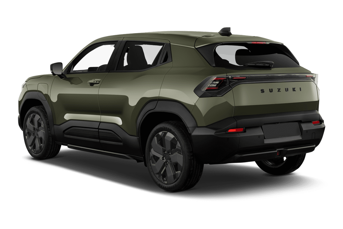 Schräge Heckansicht eines Suzuki eVitara (neues Modell), freigestellt