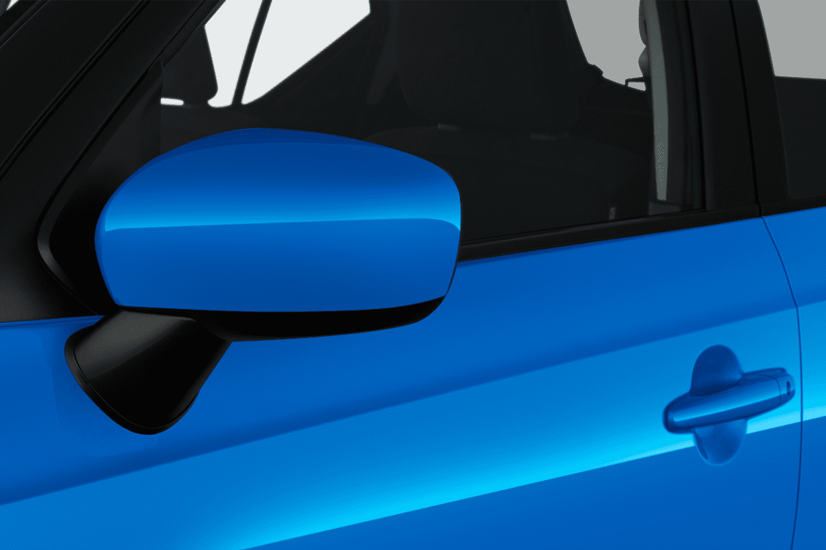 Rückspiegel eines Suzuki Ignis Hybrid