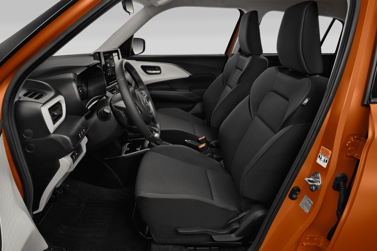 Vordersitze eines Suzuki Swift Hybrid 