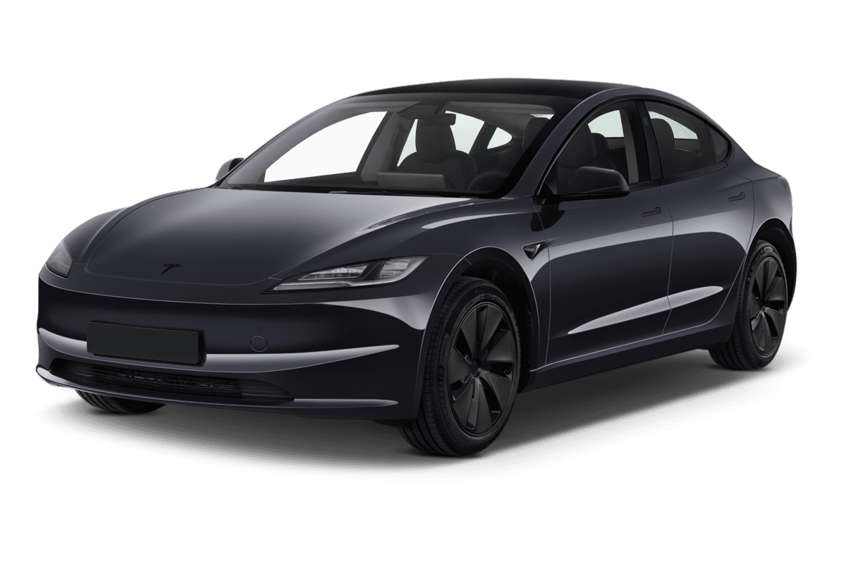 Schräge Frontansicht eines Tesla Model 3, freigestellt