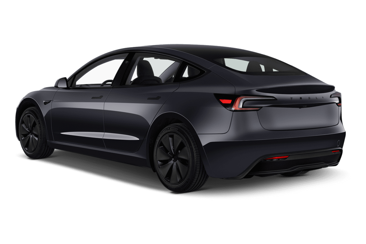 Schräge Heckansicht eines Tesla Model 3, freigestellt (KI-generiert)