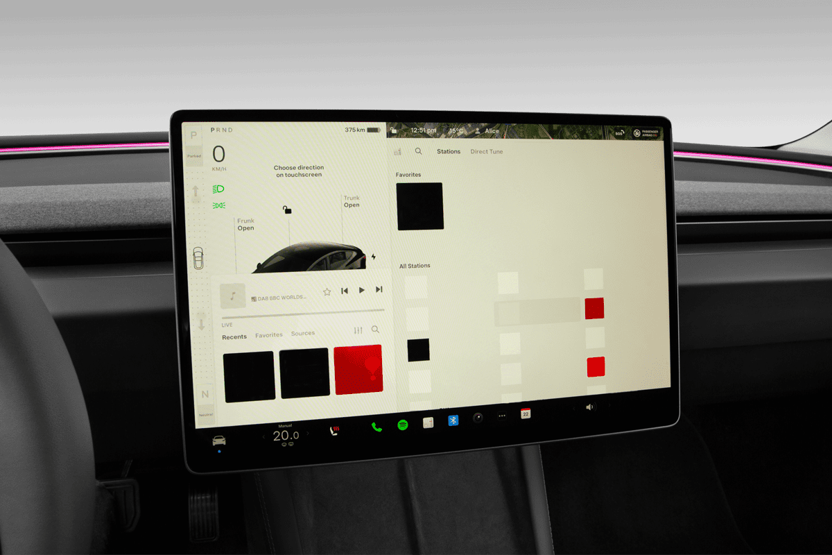Audiosystem eines Tesla Model 3 (KI-generiert)