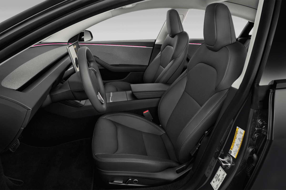 Vordersitze eines Tesla Model 3 (KI-generiert)