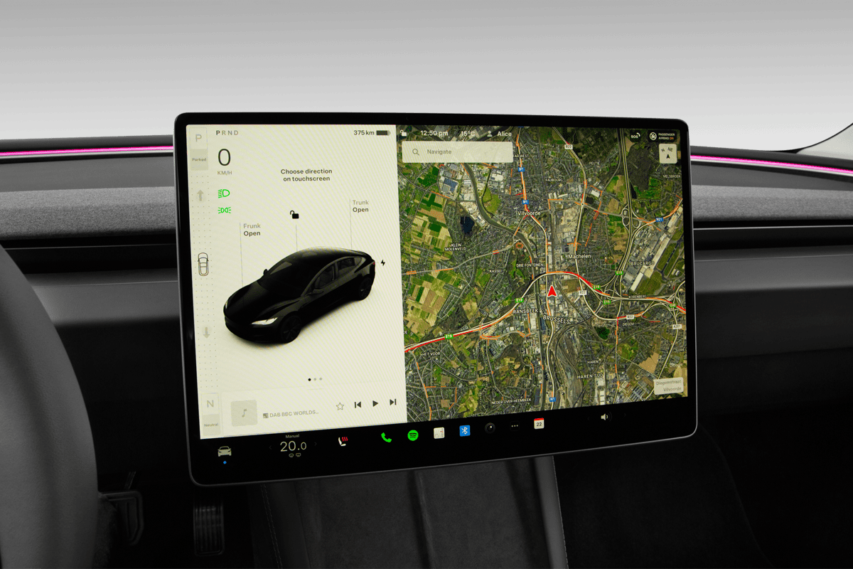 Mittelkonsole eines Tesla Model 3 (KI-generiert)