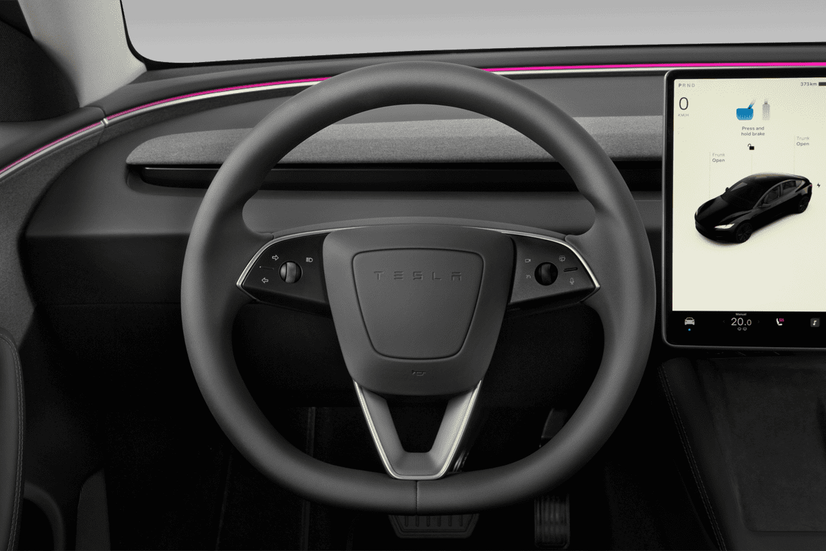 Lenkrad eines Tesla Model 3 (KI-generiert)