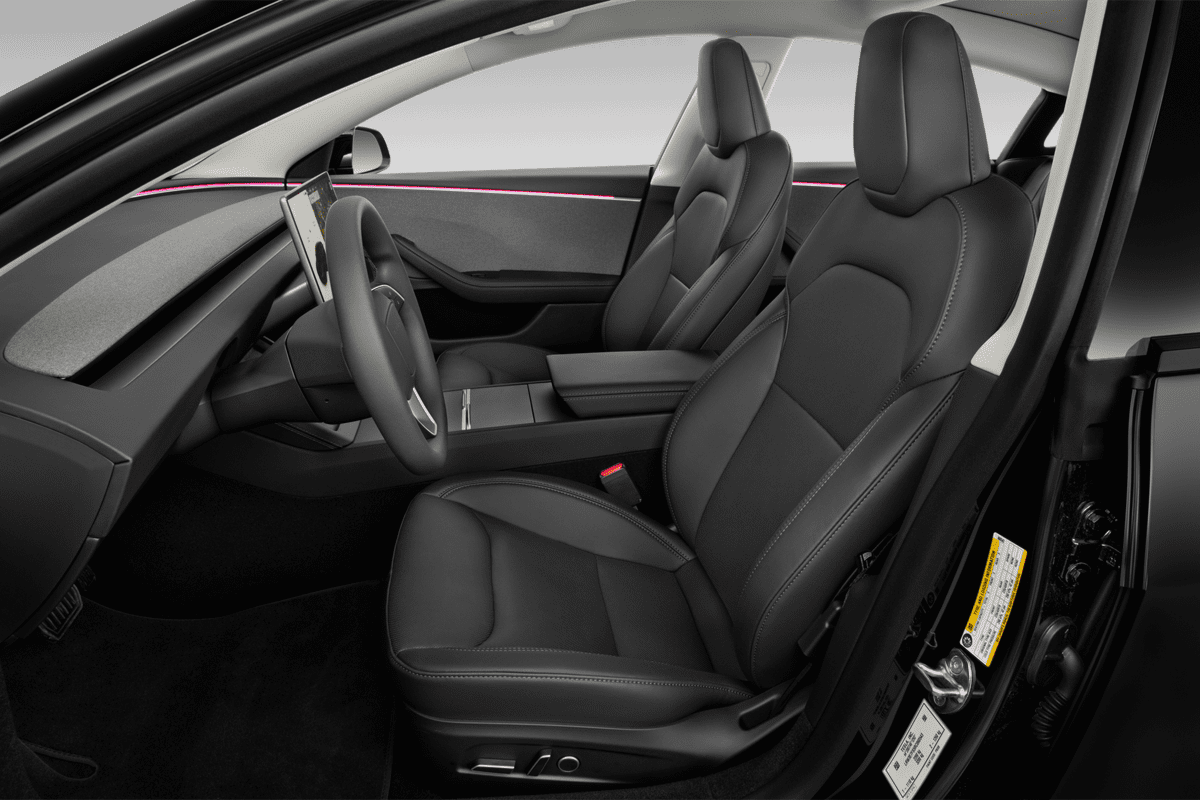 Vordersitze eines Tesla Model 3