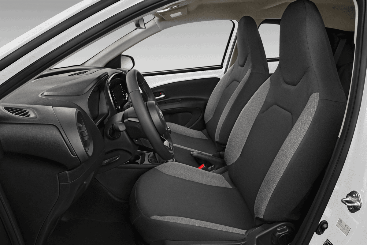 Vordersitze eines Toyota Aygo X