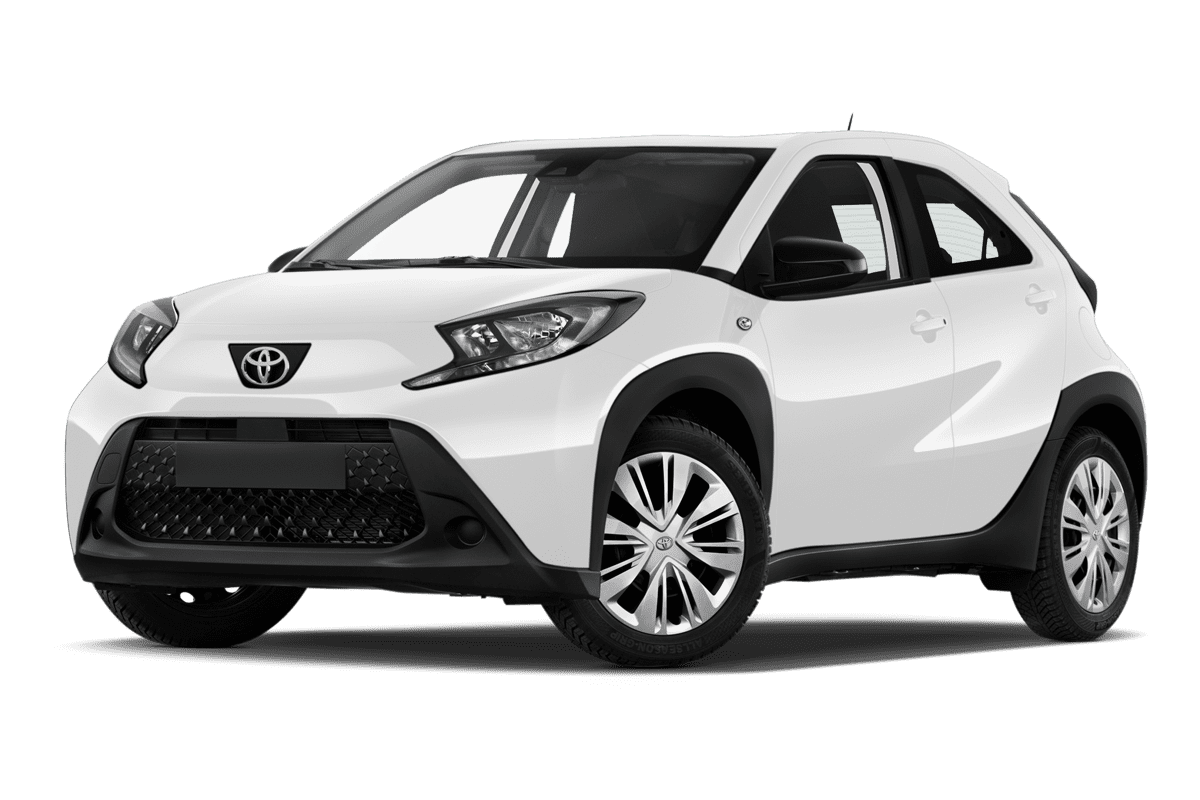 Tiefe, schräge Heckansicht eines Toyota Aygo X, freigestellt