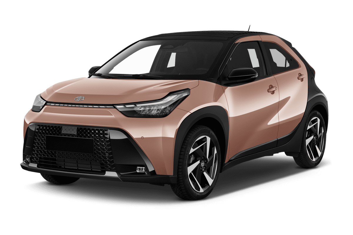 Schräge Frontansicht eines Toyota Aygo X Hybrid , freigestellt