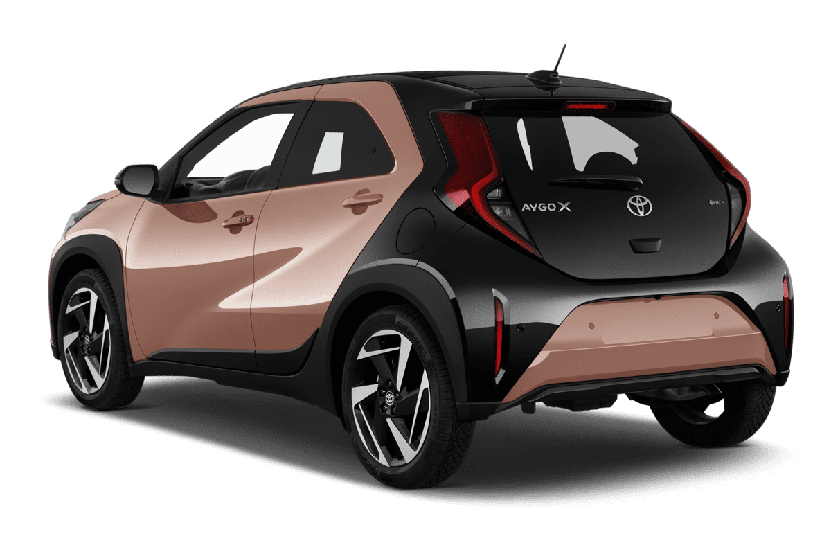Schräge Heckansicht eines Toyota Aygo X Hybrid , freigestellt