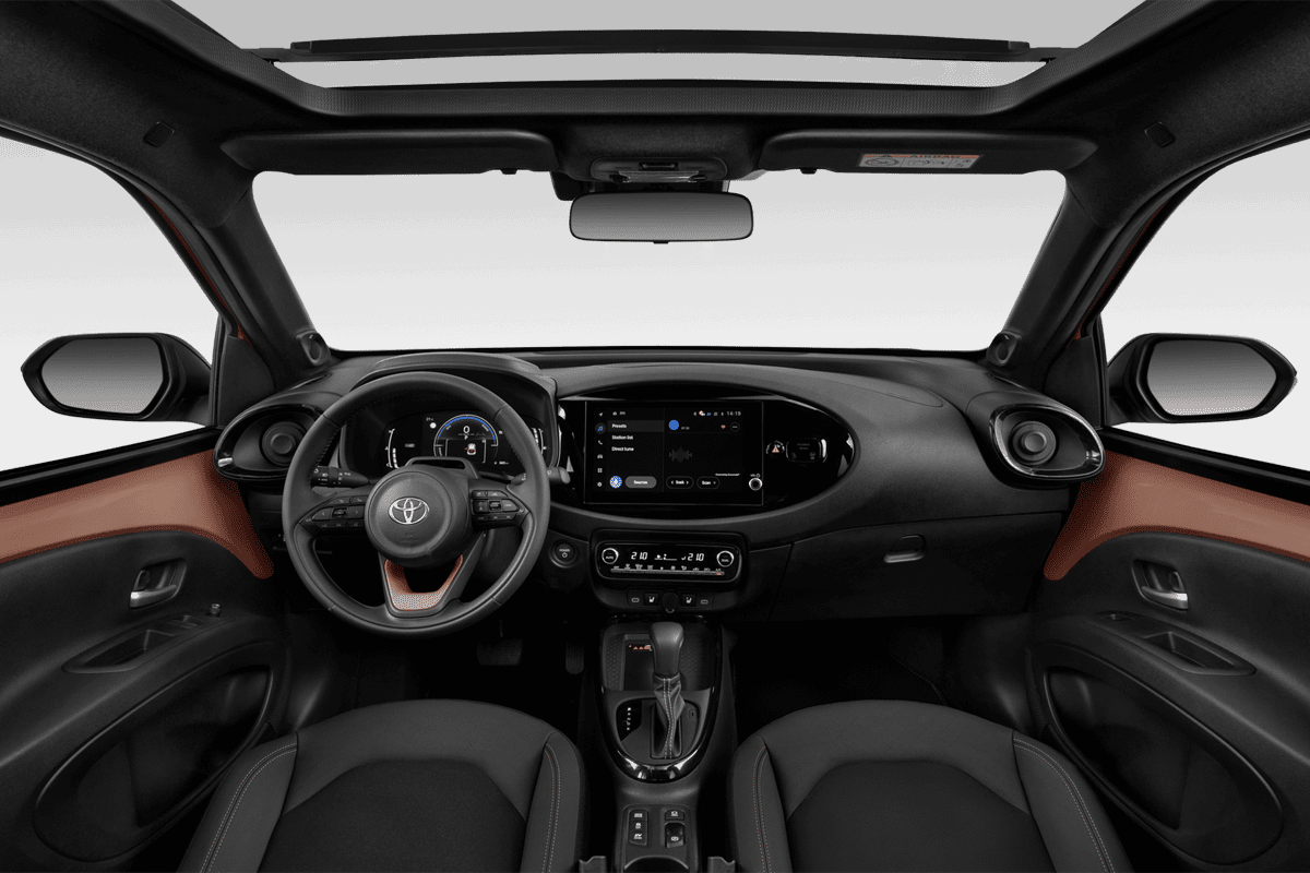 Armaturenbrett eines Toyota Aygo X Hybrid 