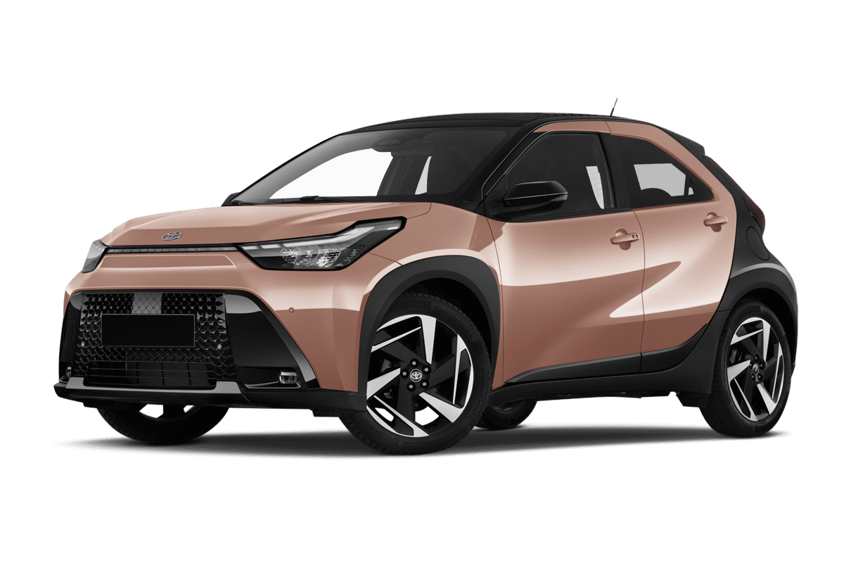 Tiefe, schräge Heckansicht eines Toyota Aygo X Hybrid , freigestellt